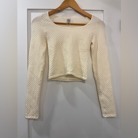Aritzia - Scrunchee Winsome Longsleeve - Picture 3 of 7